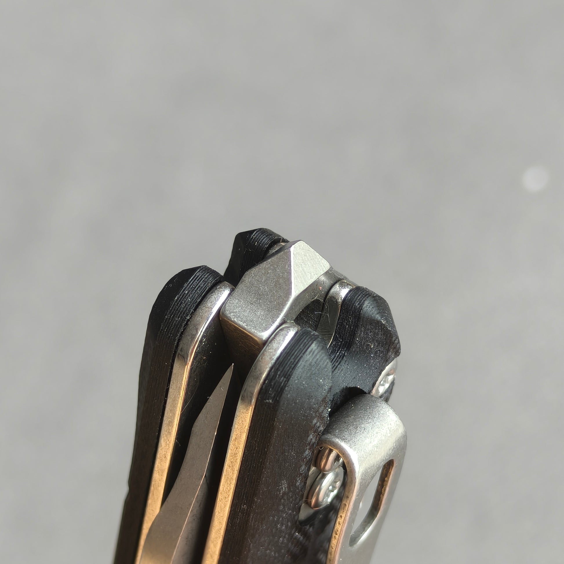 VORIXN KM001 closed rear handle end detail showing metal tail tip and handle construction.