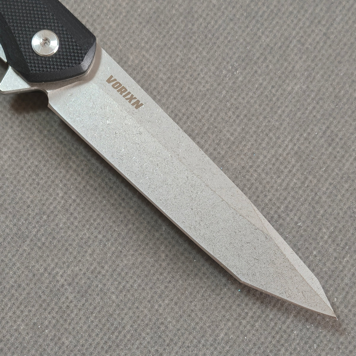 VORIXN Flipper Knife 2Cr13 & Carbon Fiber Handle (3.8" D2 Blade) KM002