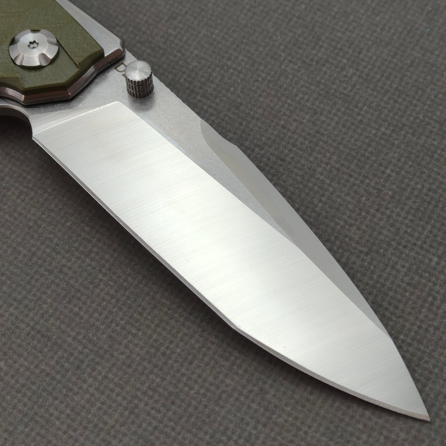 VORIXN KA007 clip-side blade detail showing the 9Cr13 blade.
