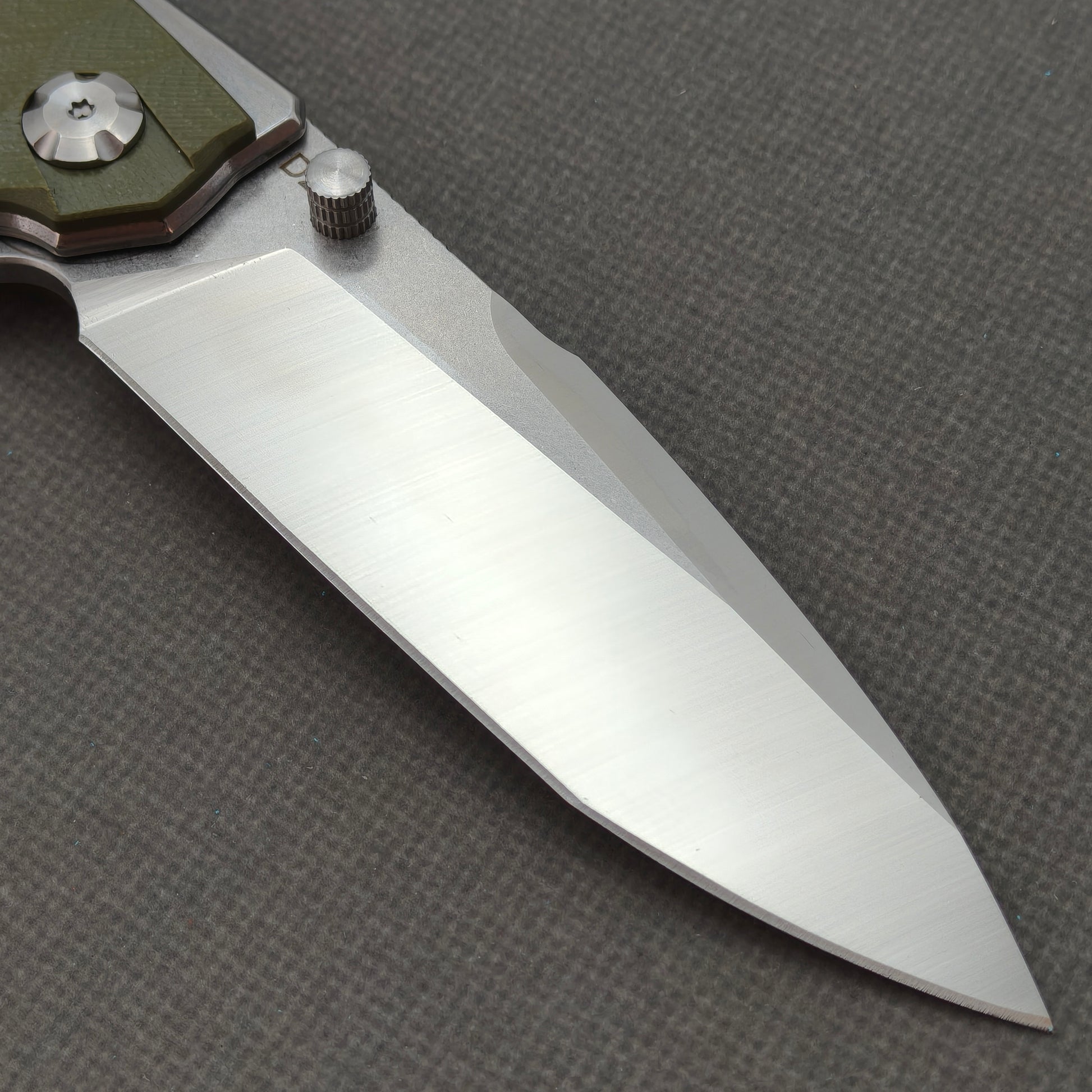 VORIXN KA007 clip-side blade detail showing the 9Cr13 blade.
