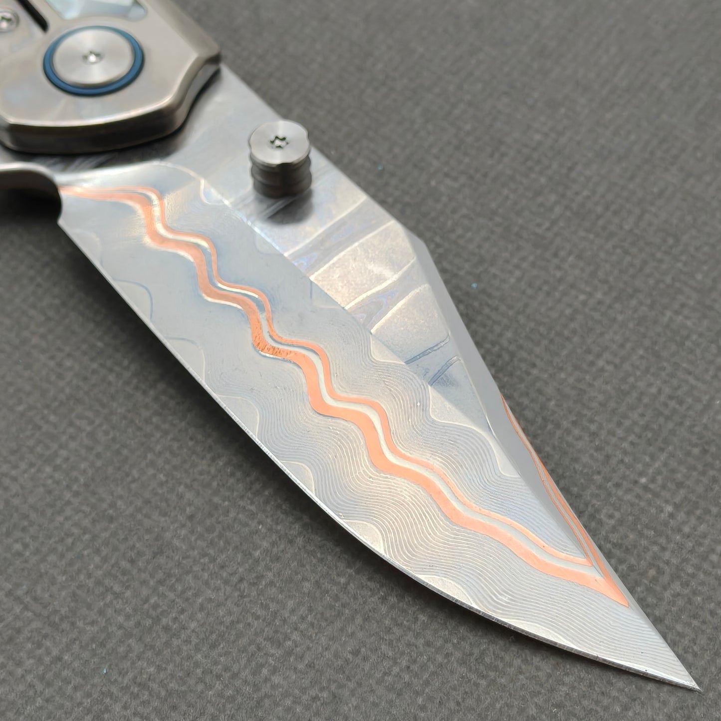 VORIXN KB068 clip-side blade detail showing the Cu-Mai blade pattern.