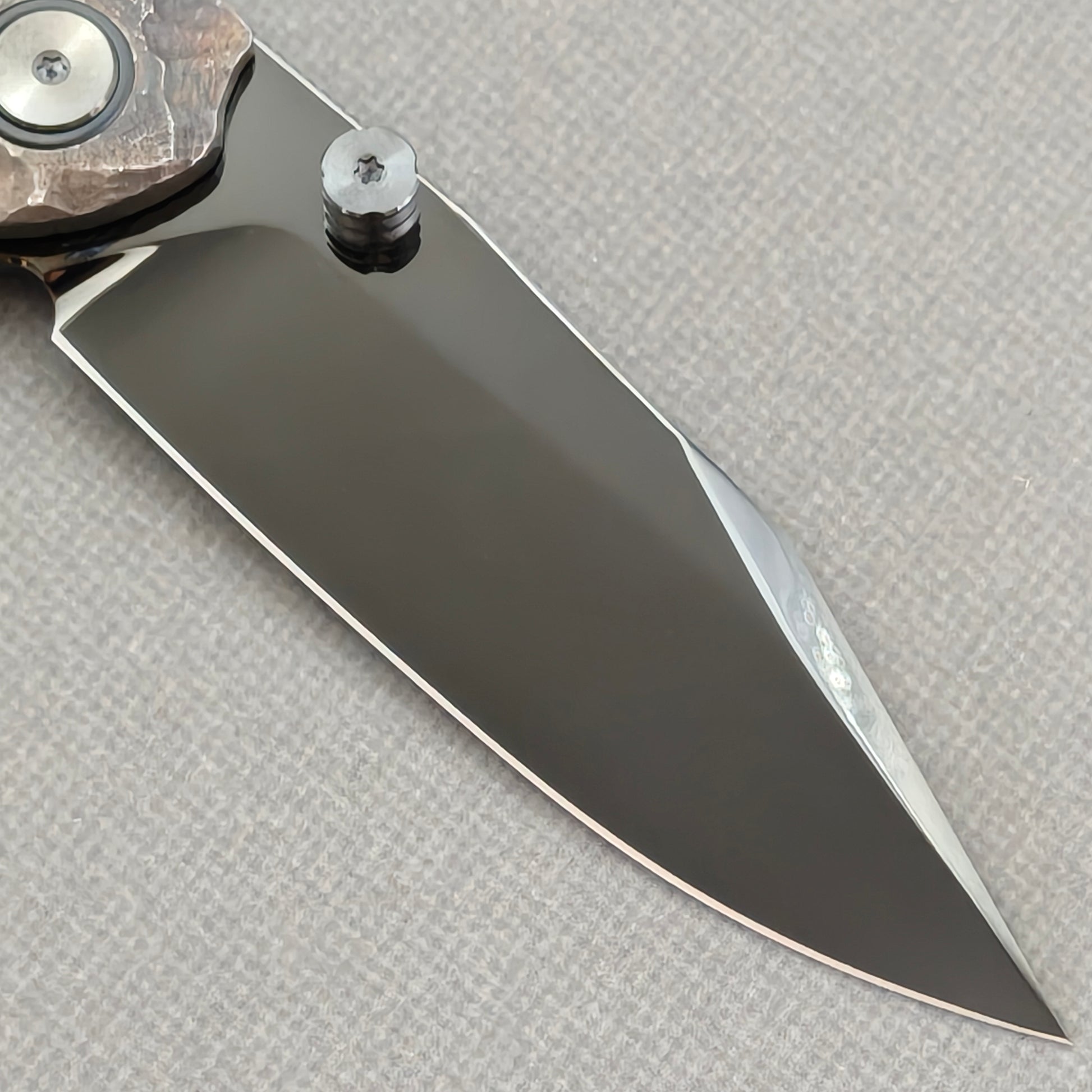 VORIXN Rex KB119 Folding Knife – blade detail showing M390 steel and edge