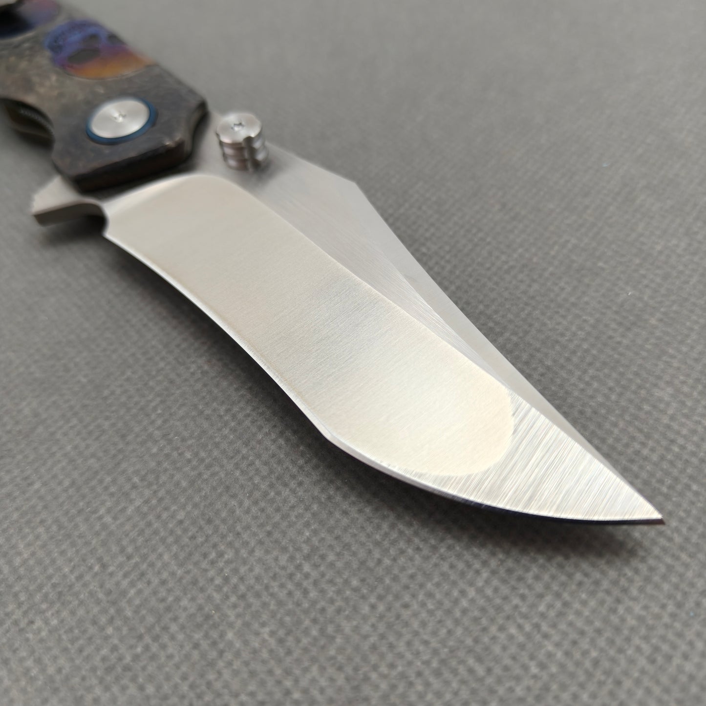 VORIXN "Skull Titanium" Flipper- & Daumenpin-Messer Titan-gravierter, eloxierter Farbgriff (9,9 cm 10Cr15CoMoV Klinge) KB033