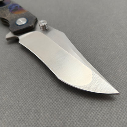 VORIXN "Skull Titanium" Flipper- & Daumenpin-Messer Titan-gravierter, eloxierter Farbgriff (9,9 cm 10Cr15CoMoV Klinge) KB033