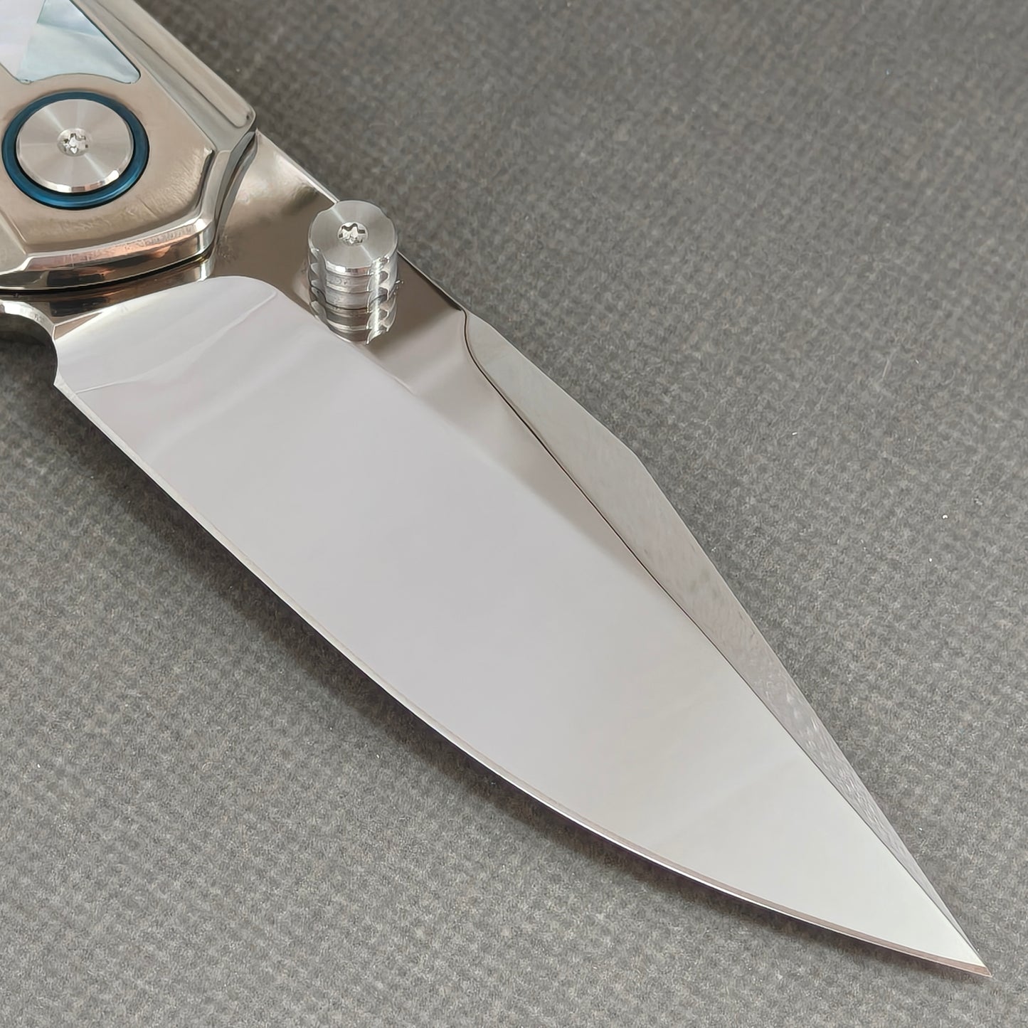 VORIXN "Ocean Mirage" Flipper & Daumenpin-Messer mit weißer Perlmutt-Einlage im Titan-Griff (9,7 cm M390 Klinge) KB092