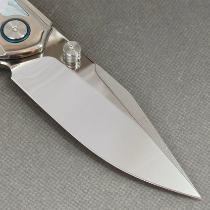 VORIXN "Ocean Mirage" Flipper & Daumenpin-Messer mit weißer Perlmutt-Einlage im Titan-Griff (9,7 cm M390 Klinge) KB092