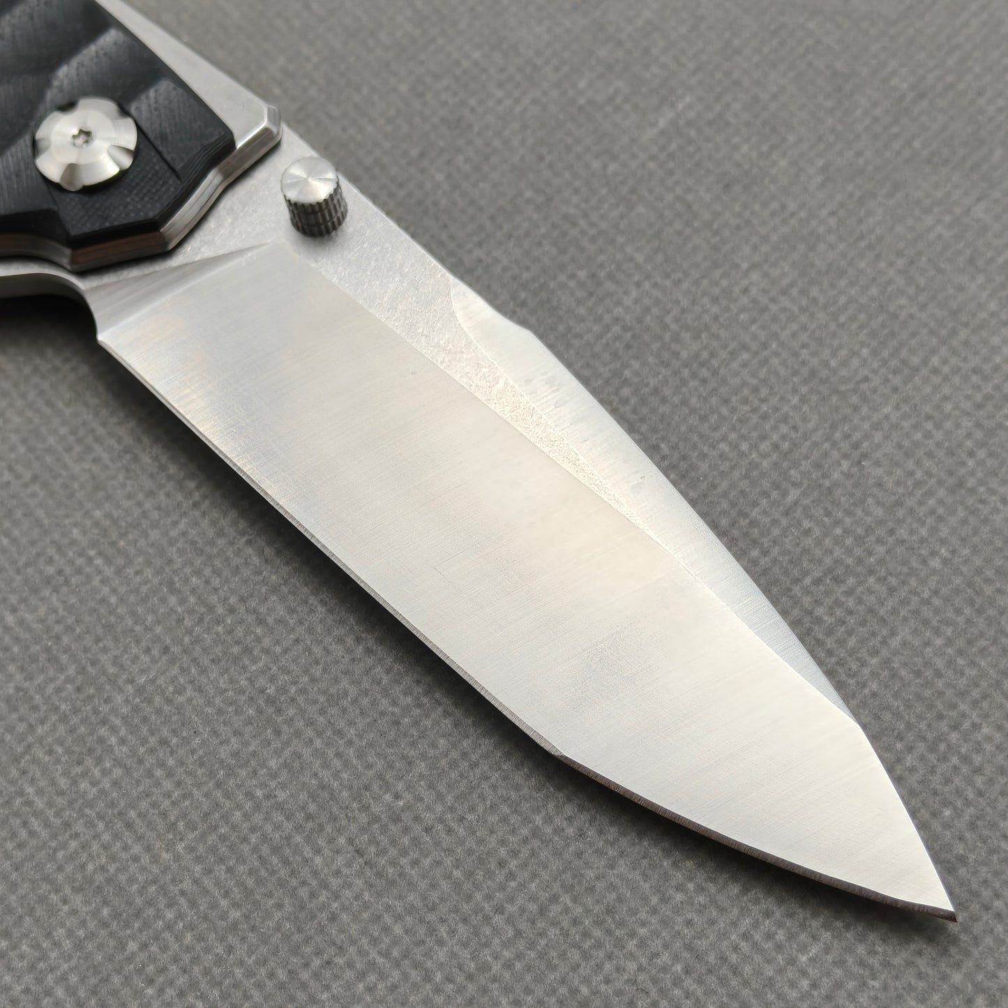 VORIXN KA009 clip-side blade detail showing the 9Cr13 blade.