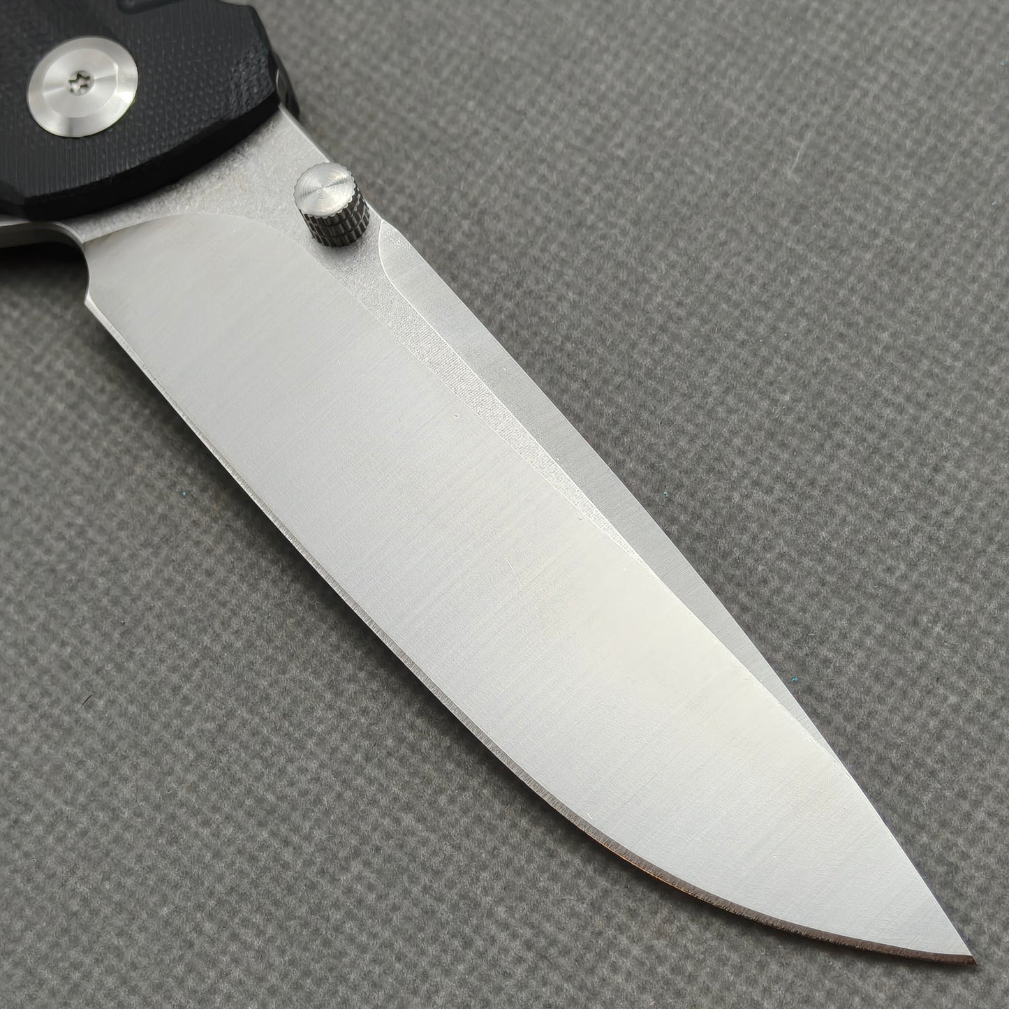 VORIXN KA001 clip-side blade detail showing the 9Cr13 blade.