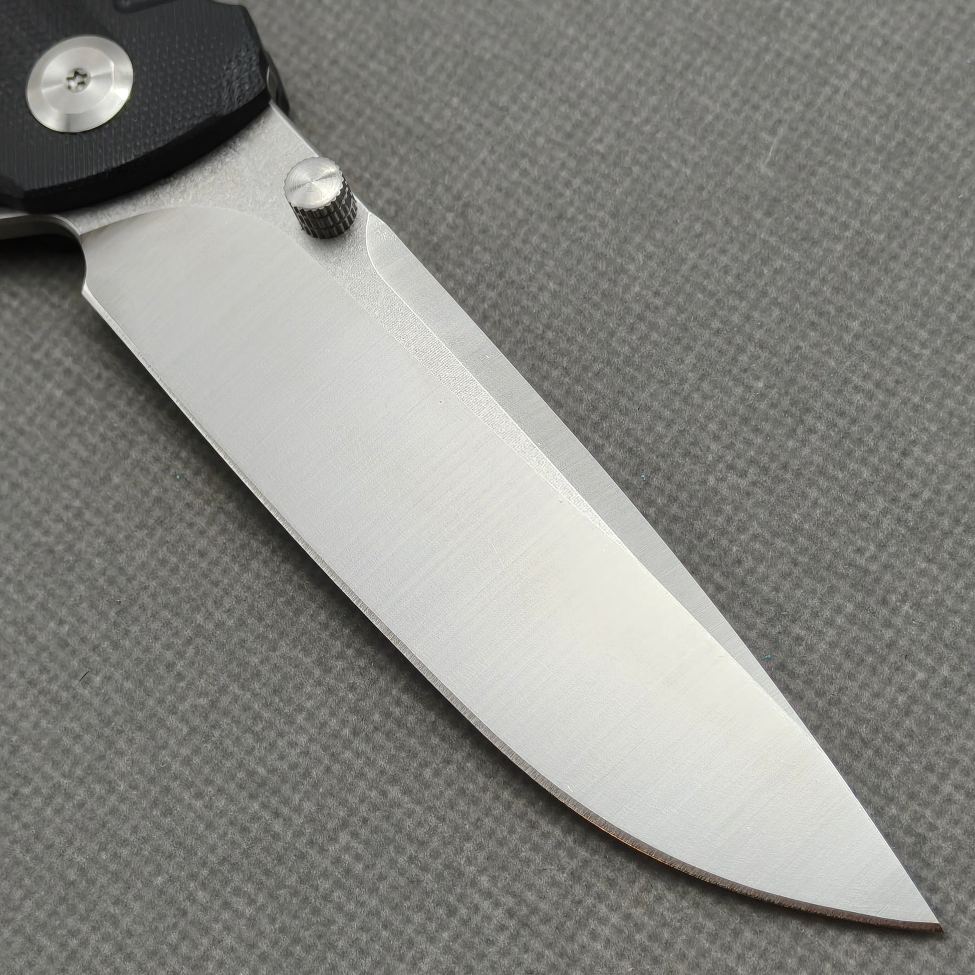 VORIXN KA001 clip-side blade detail showing the 9Cr13 blade.