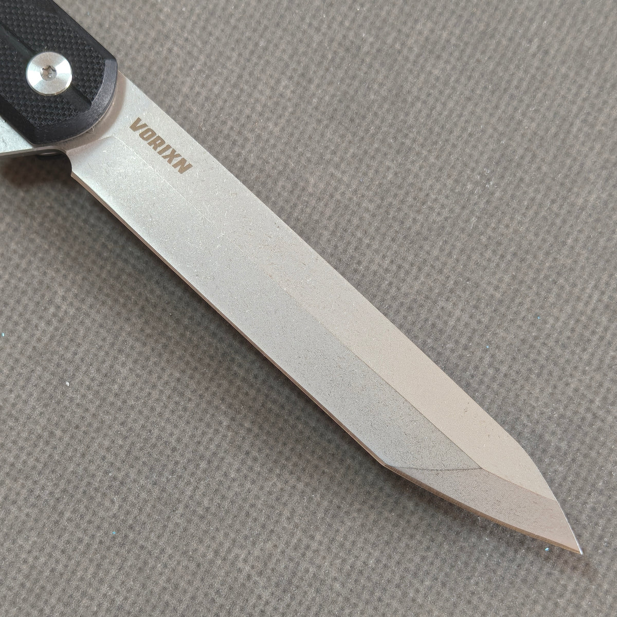 VORIXN KM001 closed non-clip side view showing carbon fiber handle design and pivot detail.