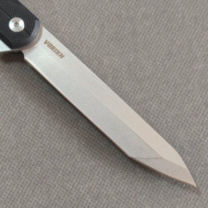 VORIXN KM001 closed non-clip side view showing carbon fiber handle design and pivot detail.