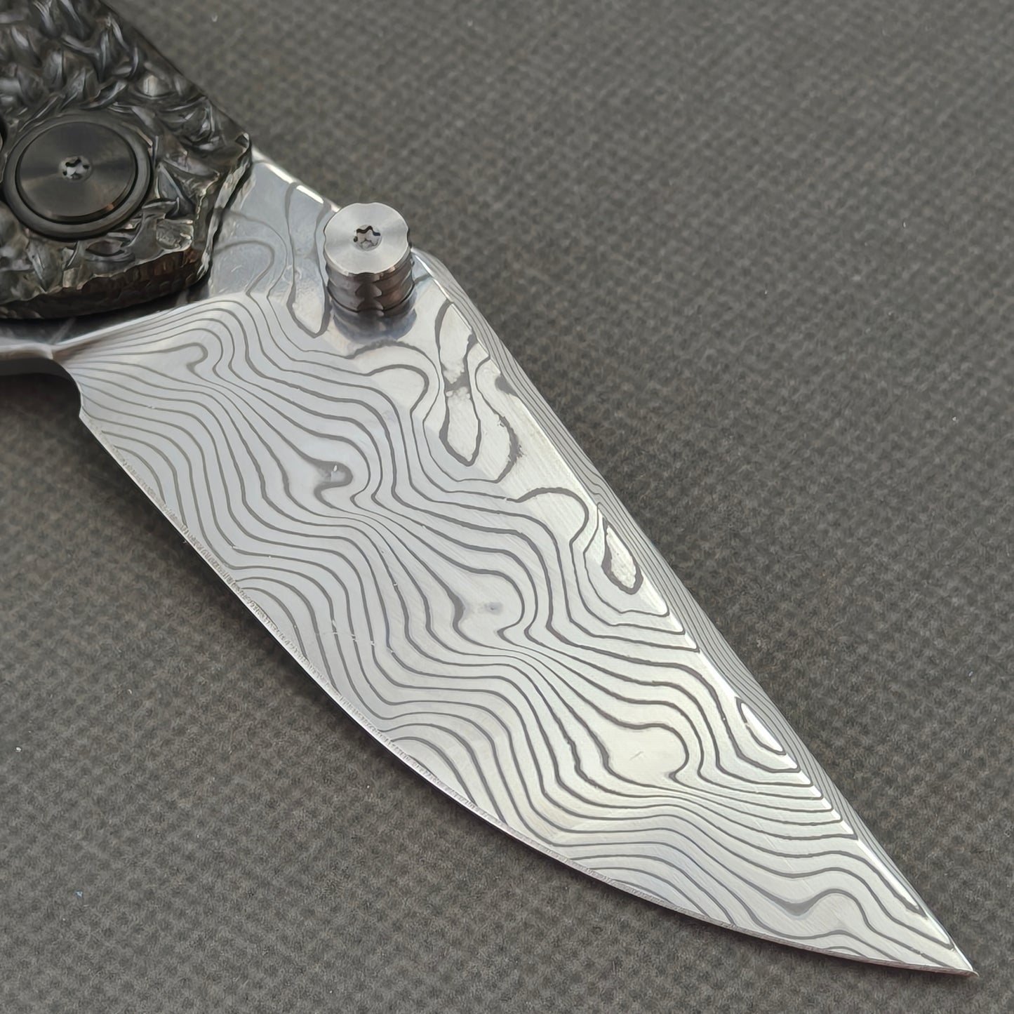 VORIXN "Blackscale" Flipper & Daumenpin-Messer, handgeschnitzter & DLC-beschichteter Titan-Griff (9,1 cm Damastklinge) KB088