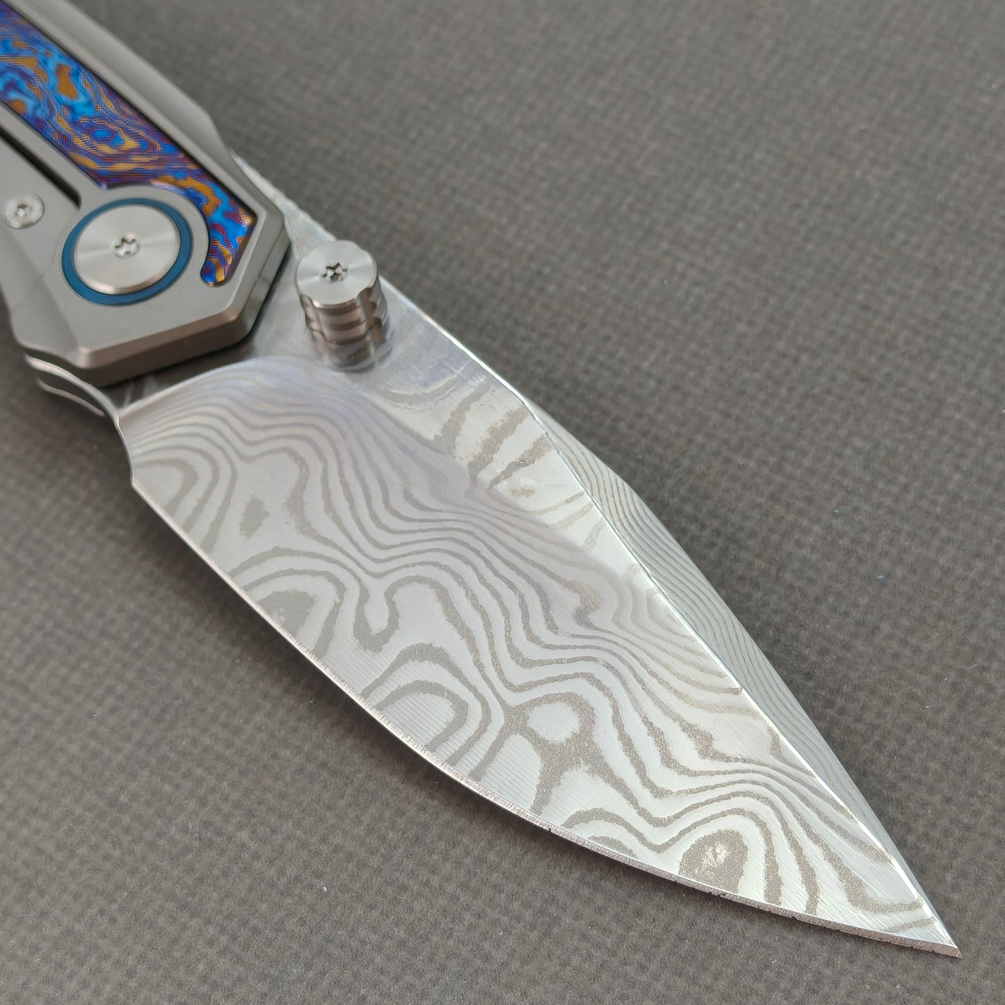 Vorixn „Abyssal“ Flipper- und Daumenpin-Messer mit Griff aus Titanflamme und Zirkoninlay (3,8" Damastklinge) KB039 