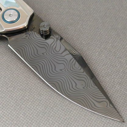 VORIXN KB104 Ocean Mirage Folding Knife – clip side blade detail showing Damascus steel and Mother-of-Pearl handle junction