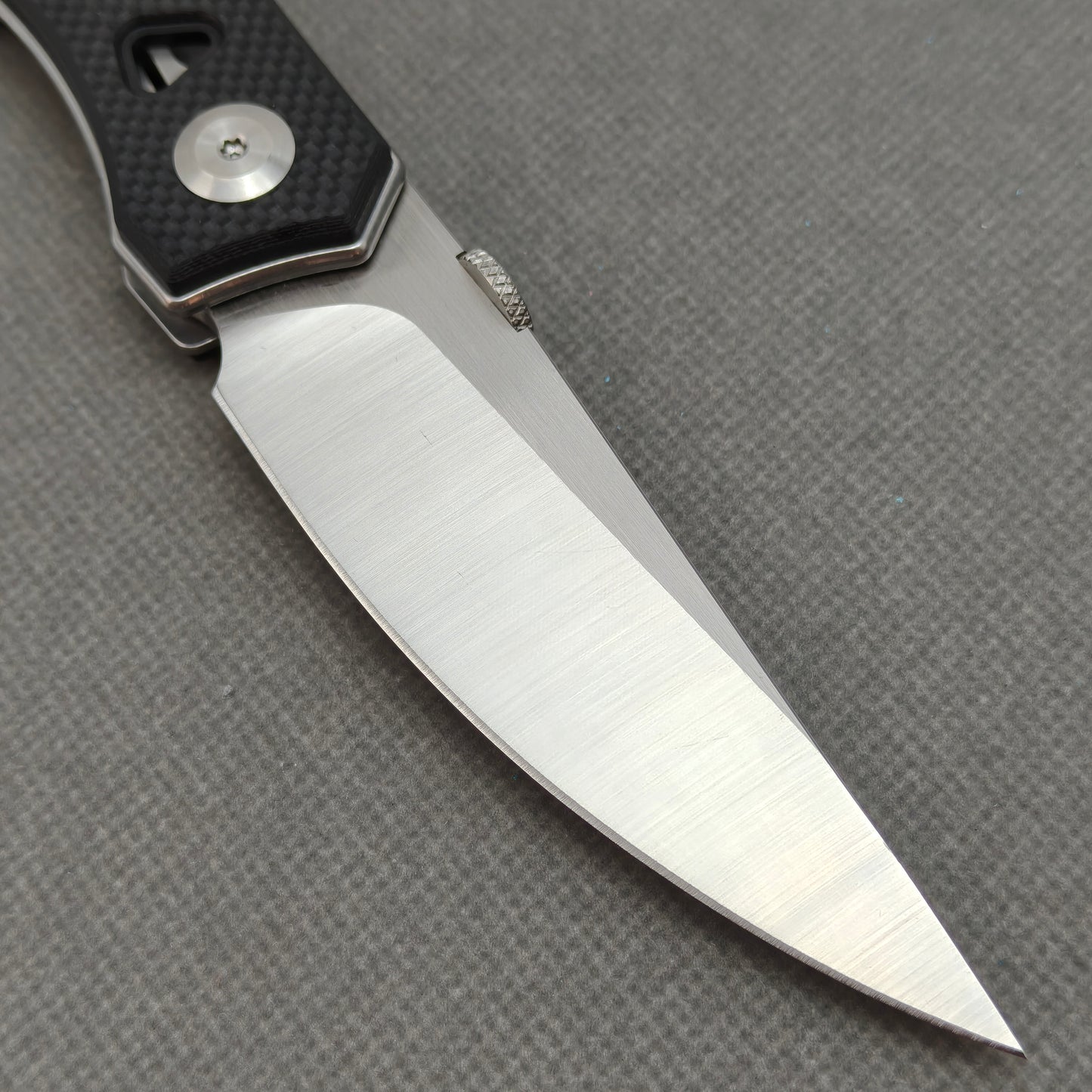 VORIXN KA003 clip-side blade detail showing the 9Cr13 blade.