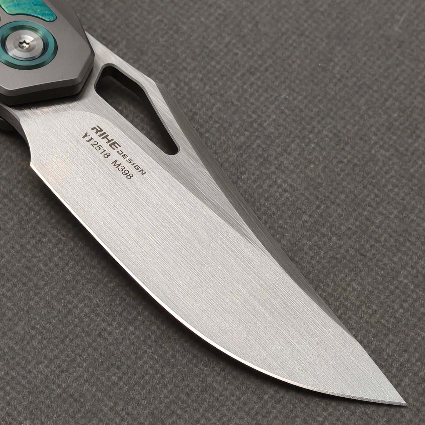 Couteau pliant RIHE Design, manche titane + titane cristallisé (lame Bohler M398 de 3,7") KB076