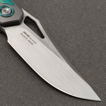 Couteau pliant RIHE Design, manche titane + titane cristallisé (lame Bohler M398 de 3,7") KB076