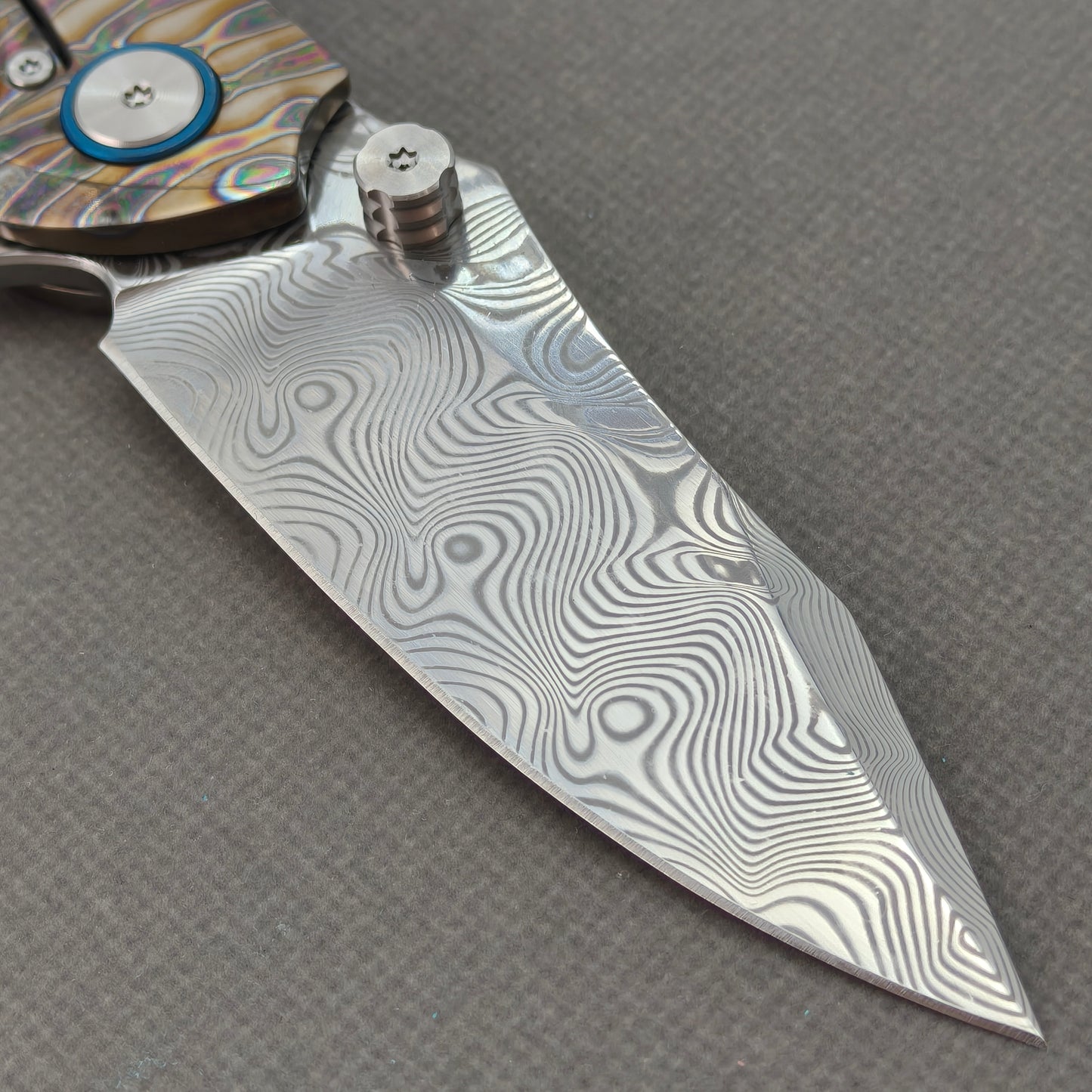 Vorixn "TitanFlame" Flipper- und Daumenpin-Messer mit flammendem Titangriff (3,6" Damaststahlklinge) KB029 