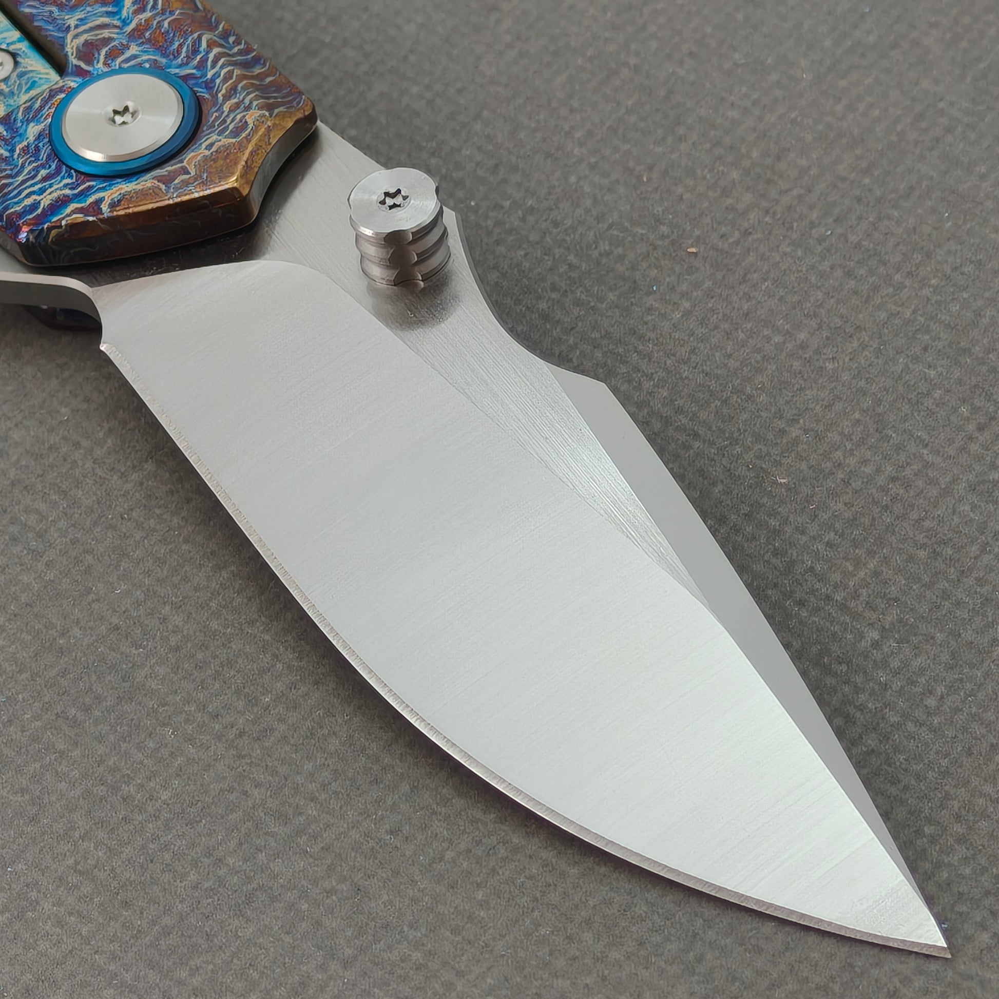 VORIXN KB051 clip-side blade detail showing the 10Cr15CoMoV blade.
