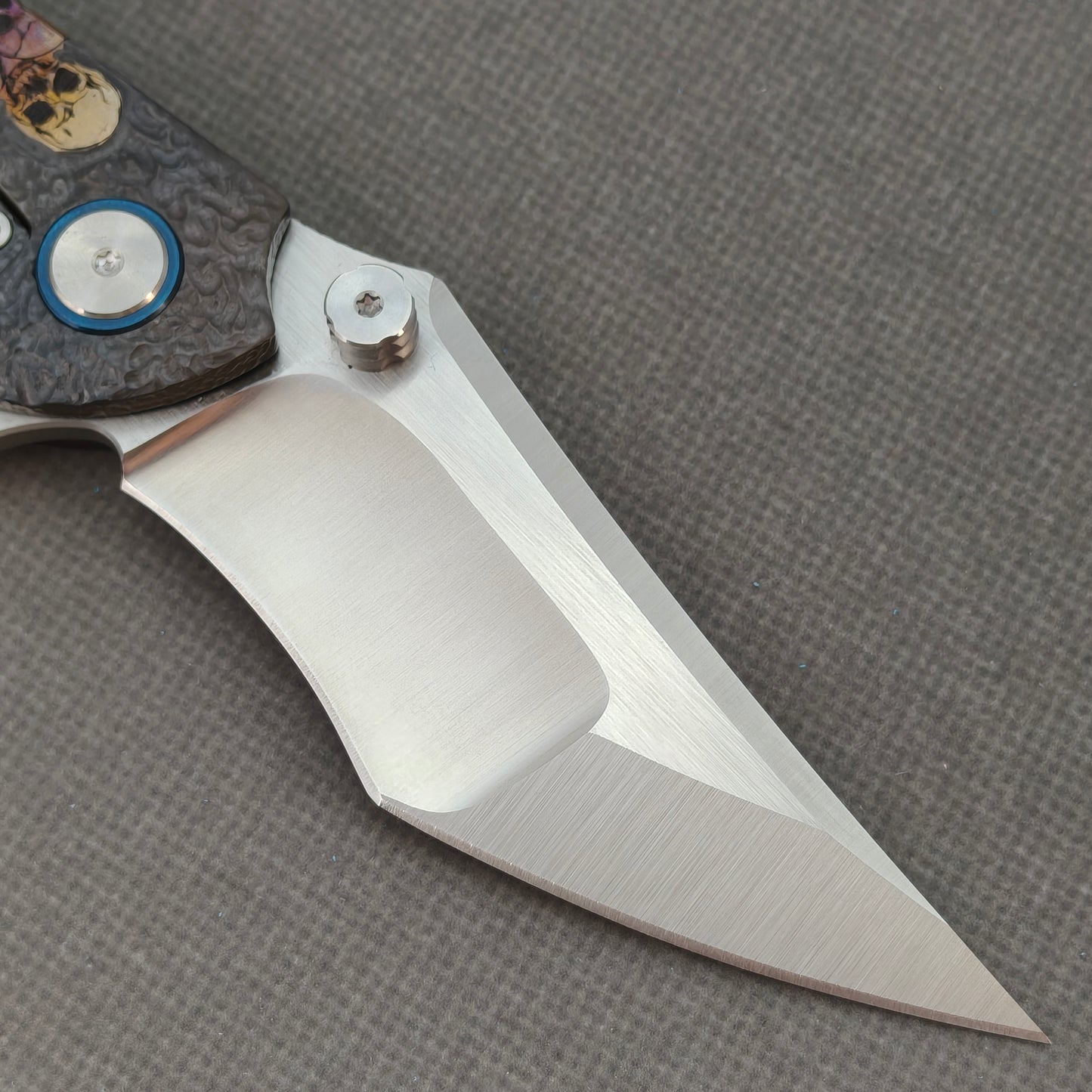 VORIXN „Skull Titanium“ Flipper- & Daumenpin-Messer, titangraviert, Griff mit eloxierter Farbgebung (4,0" 10Cr15CoMoV Klinge) KB006