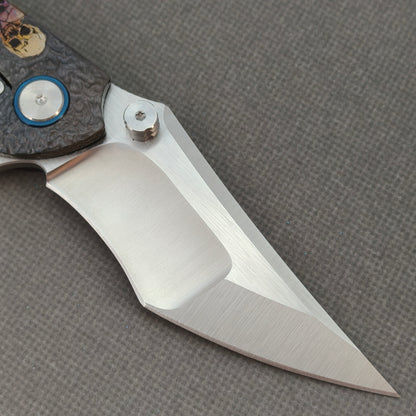 VORIXN „Skull Titanium“ Flipper- & Daumenpin-Messer, titangraviert, Griff mit eloxierter Farbgebung (4,0" 10Cr15CoMoV Klinge) KB006