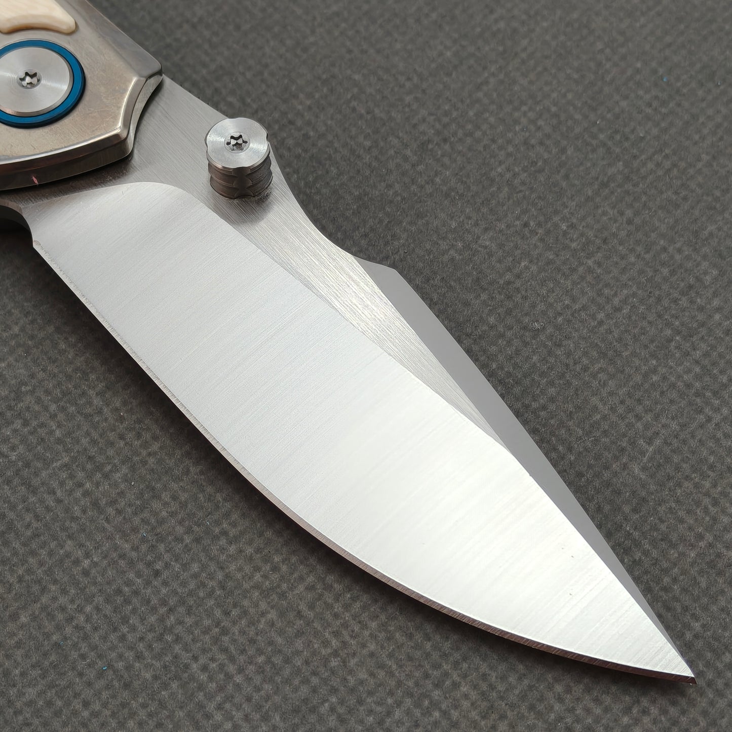 Vorixn "LUCENT" Flipper & Thumb Stud Messer mit Titan & technischem Mineralverbundgriff (9,1 cm 10Cr15CoMoV Klinge) KB044