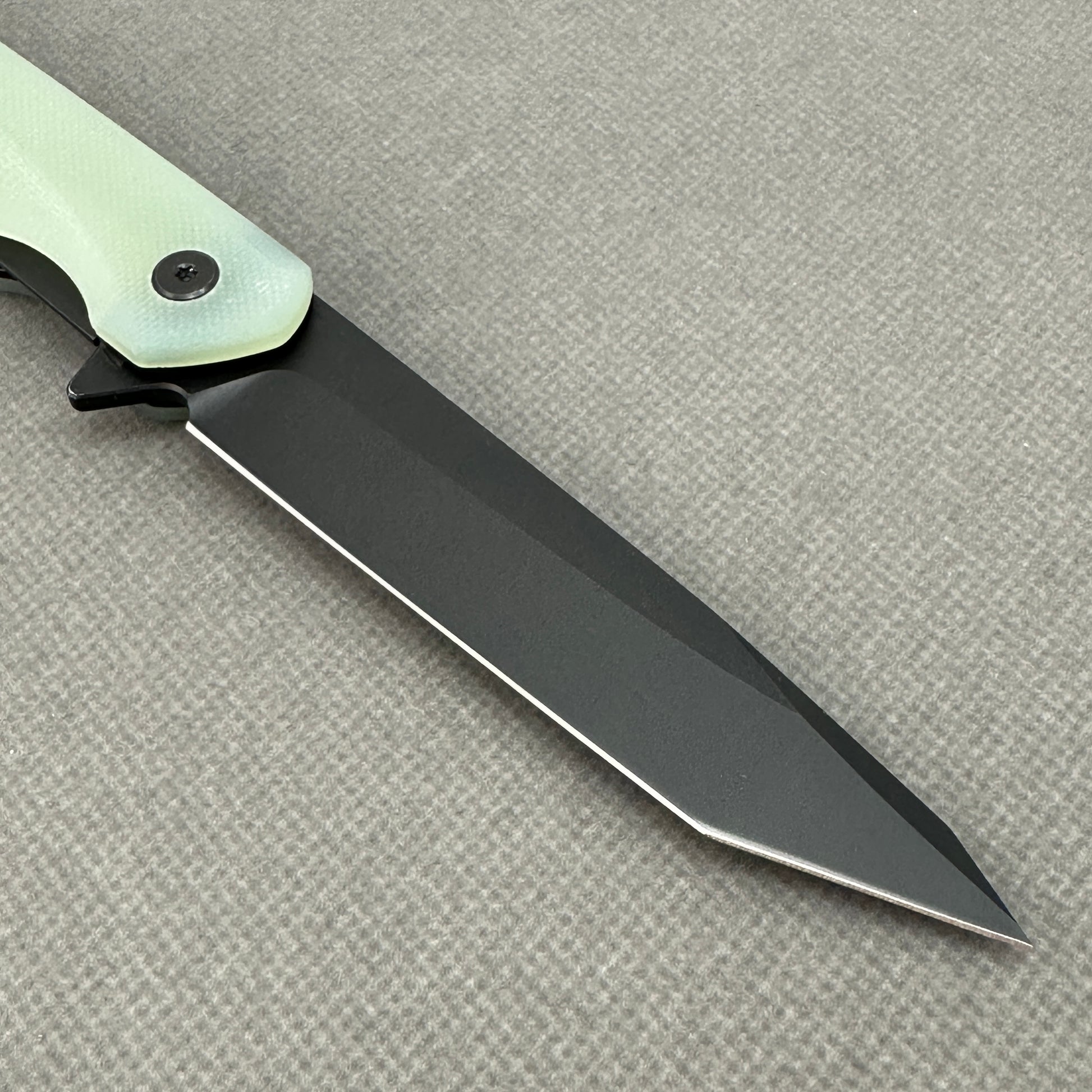 VORIXN KM005 clip-side blade detail showing the D2 stonewashed blade.