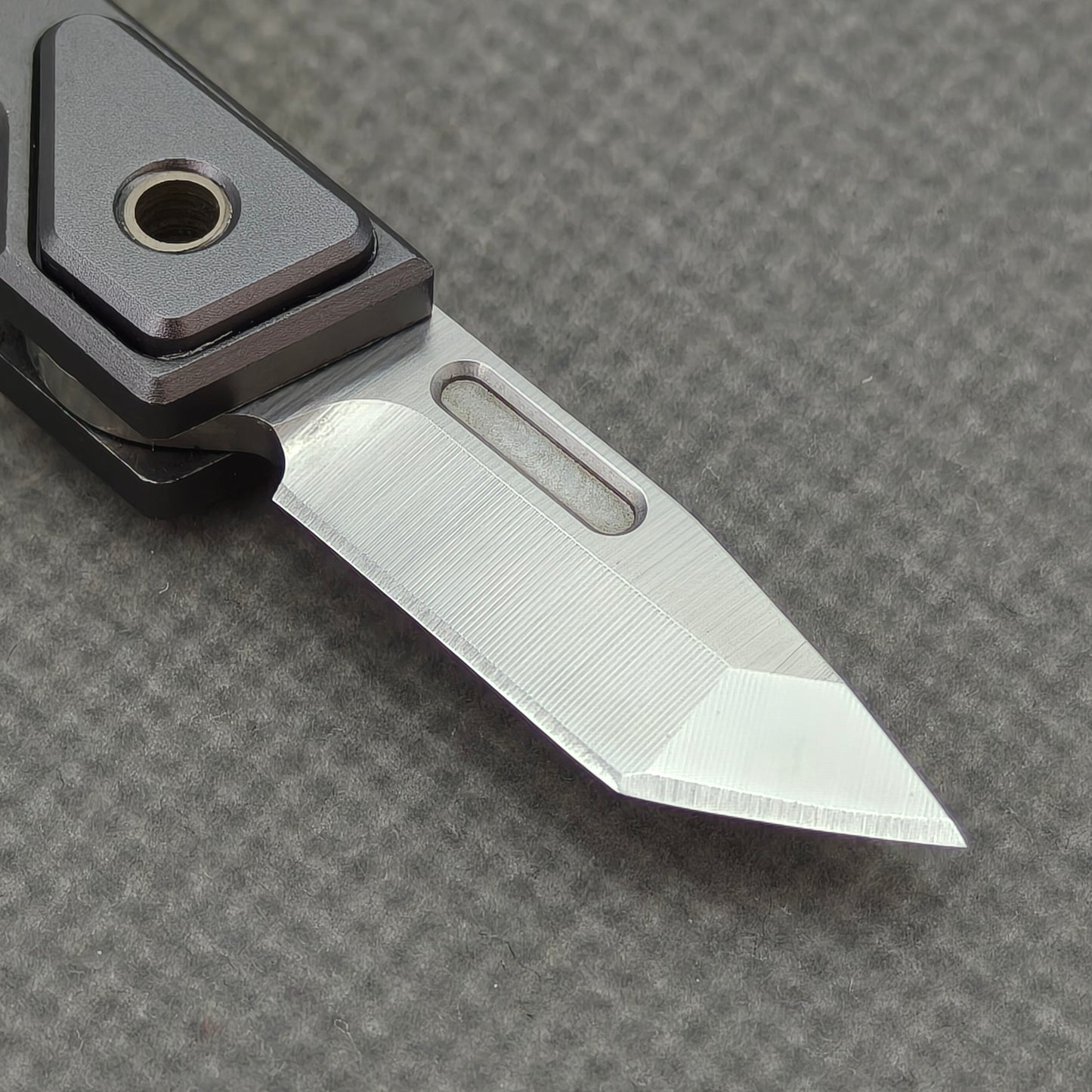 VORIXN NA005 Super Tiny Folding Knife – closed non-clip side view showing Aluminum Alloy handle