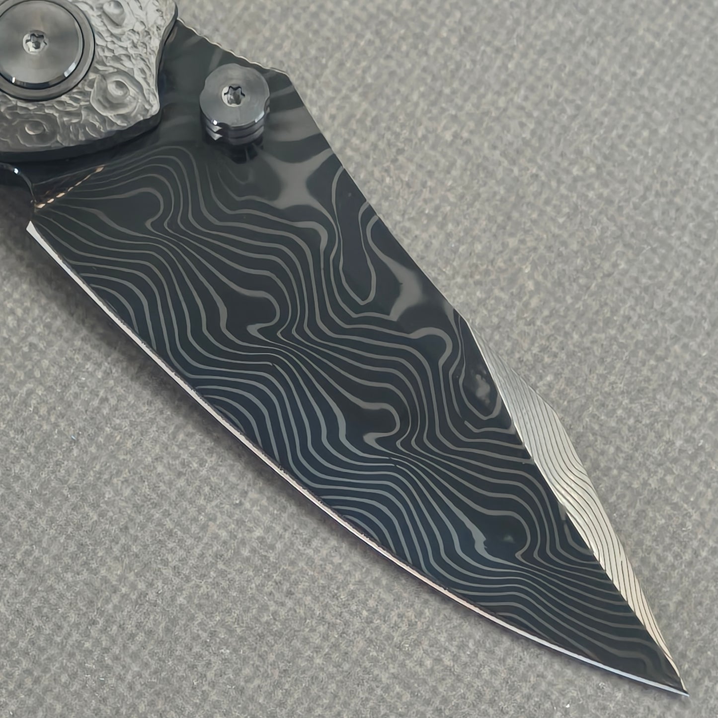 VORIXN Prism KB129 Folding Knife – clip side blade detail showing Damascus steel and handle junction