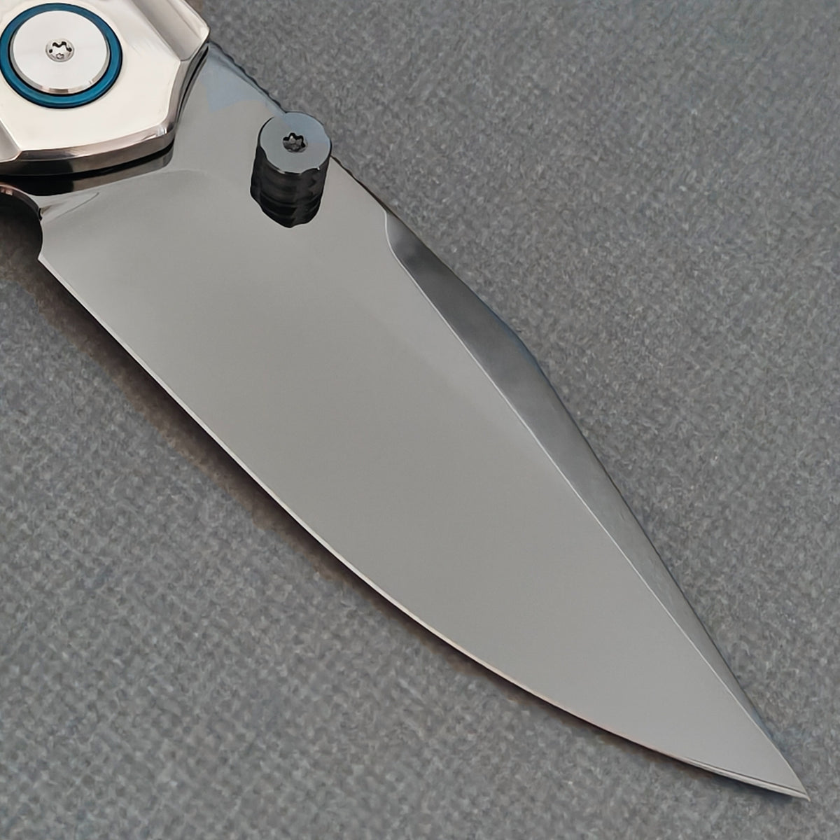 Reverse-side close-up of the VORIXN Ocean Mirage KB093 dark blade and black thumb stud.