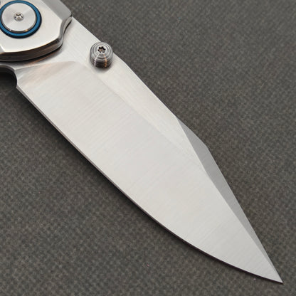 Reverse-side close-up of the VORIXN Pearlglint KB159 blade, grooved thumb stud and blue pivot ring.