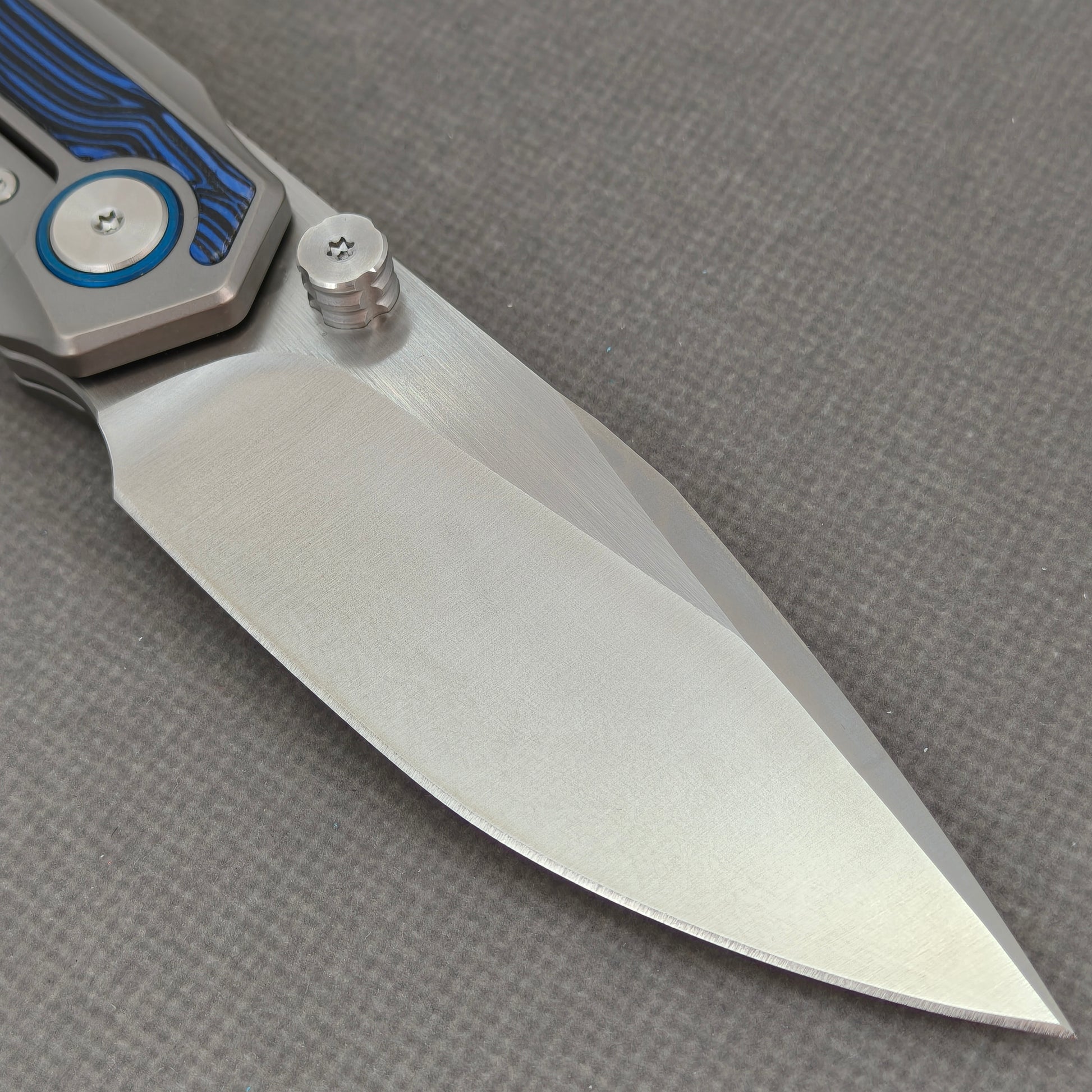 VORIXN KB005 clip-side blade detail showing the 10Cr15CoMoV blade.