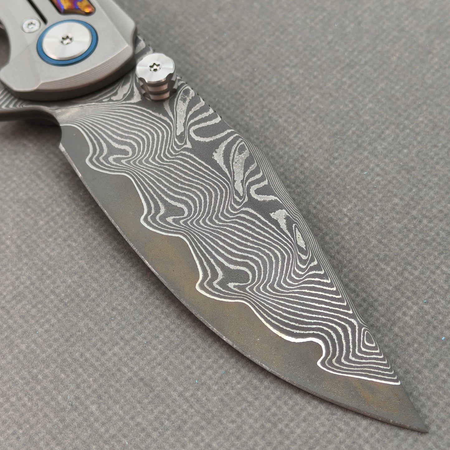 Vorixn „Nebula“ Flipper- und Daumenpin-Messer mit Griff aus Titanflammen-Zirkuinlay (3,8" Klinge aus Damaststahl) KB018 