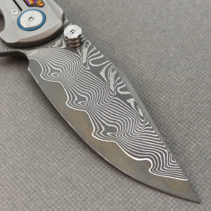 Vorixn „Nebula“ Flipper- und Daumenpin-Messer mit Griff aus Titanflammen-Zirkuinlay (3,8" Klinge aus Damaststahl) KB018 