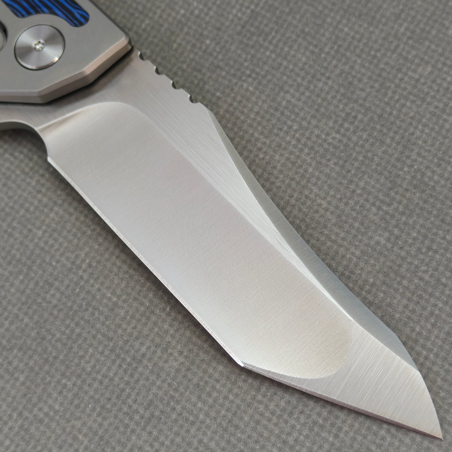 VORIXN Carbon Crest KB003 titanium and G10 handle close-up