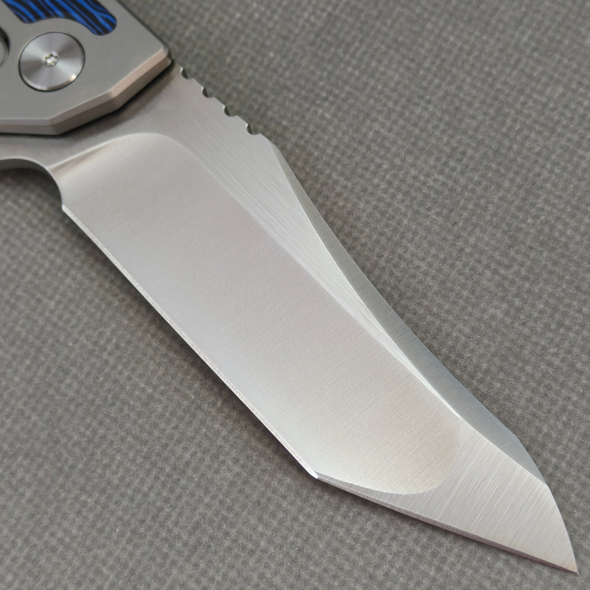 VORIXN Carbon Crest KB003 titanium and G10 handle close-up