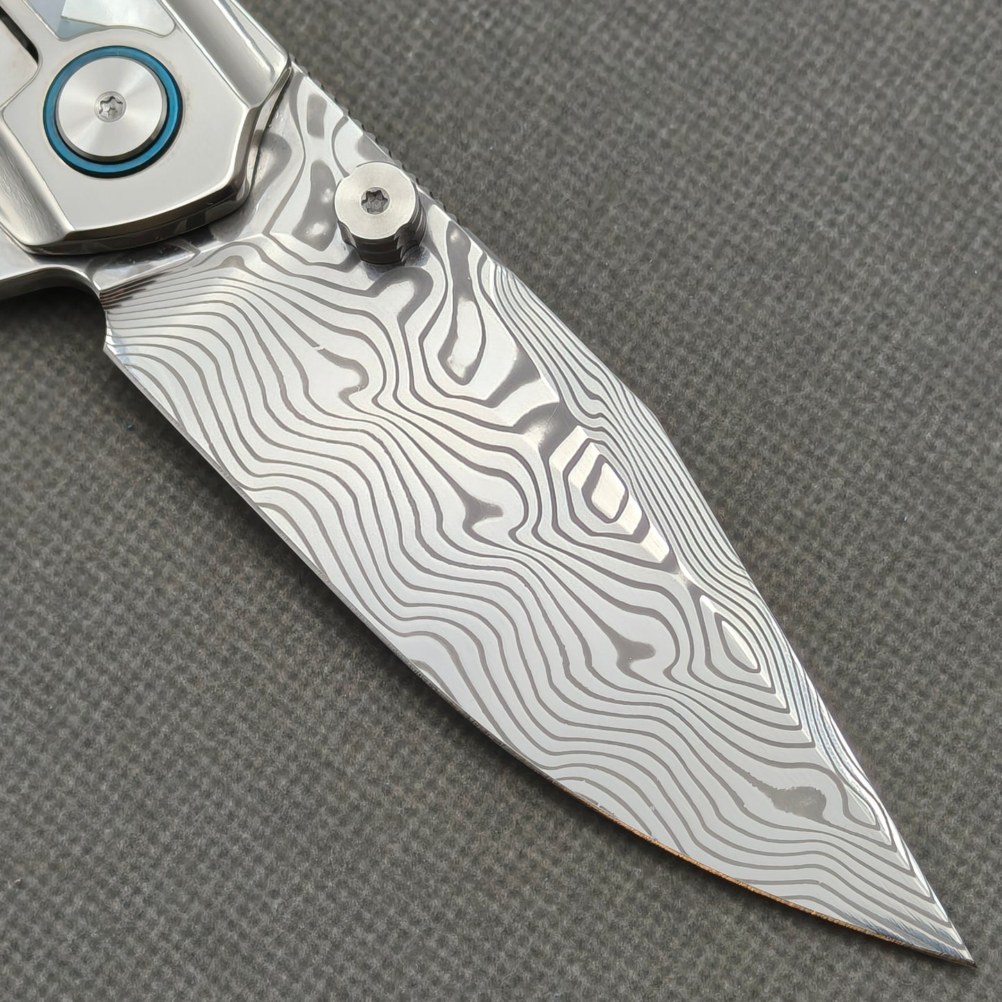 VORIXN "Ocean Mirage" Flipper & Thumb Stud Knife White Mother-of-pearl Inlaid Titanium Handle (3.8" Damascus Blade) KB084