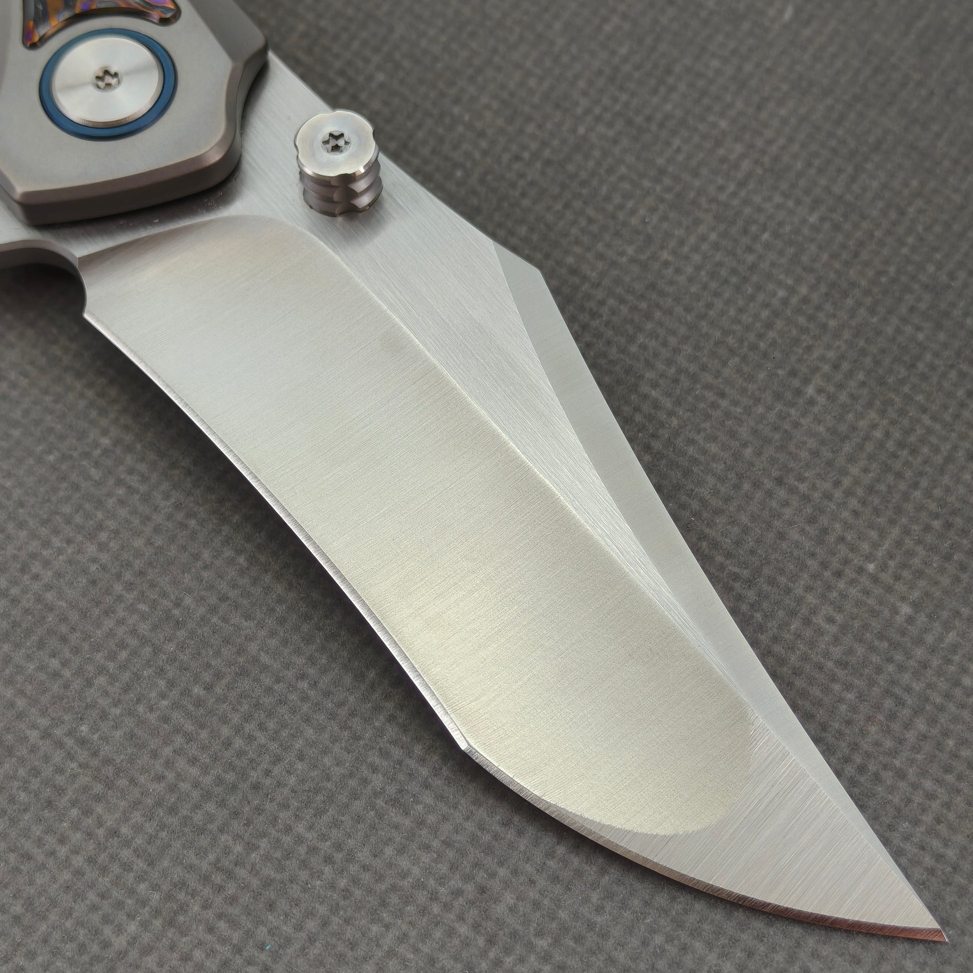 VORIXN KB030 Abyssal Folding Knife – clip side blade detail showing steel and handle junction