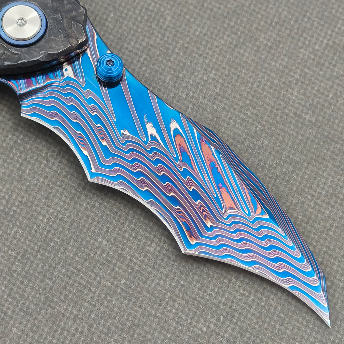 VORIXN Rexveil KB154 Folding Knife – clip side blade detail showing Damascus steel and titanium handle junction.