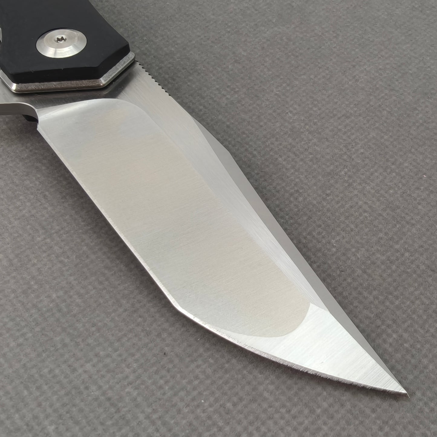 VORIXN KA006 clip-side blade detail showing the 9Cr13 blade.