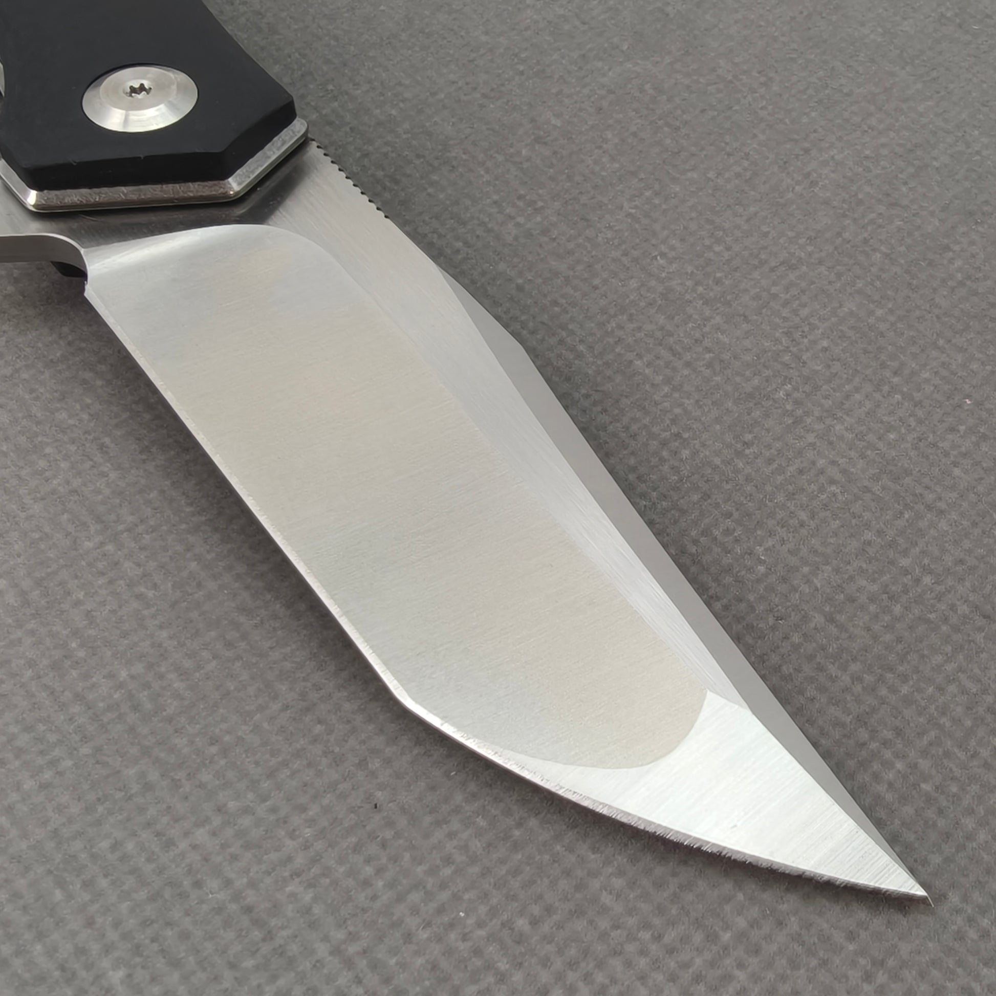 VORIXN KA006 clip-side blade detail showing the 9Cr13 blade.