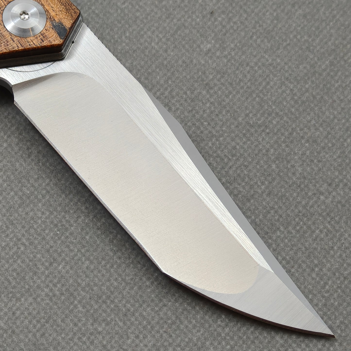 VORIXN KA013 Folding Knife – clip side blade detail showing 9Cr18 steel and handle junction