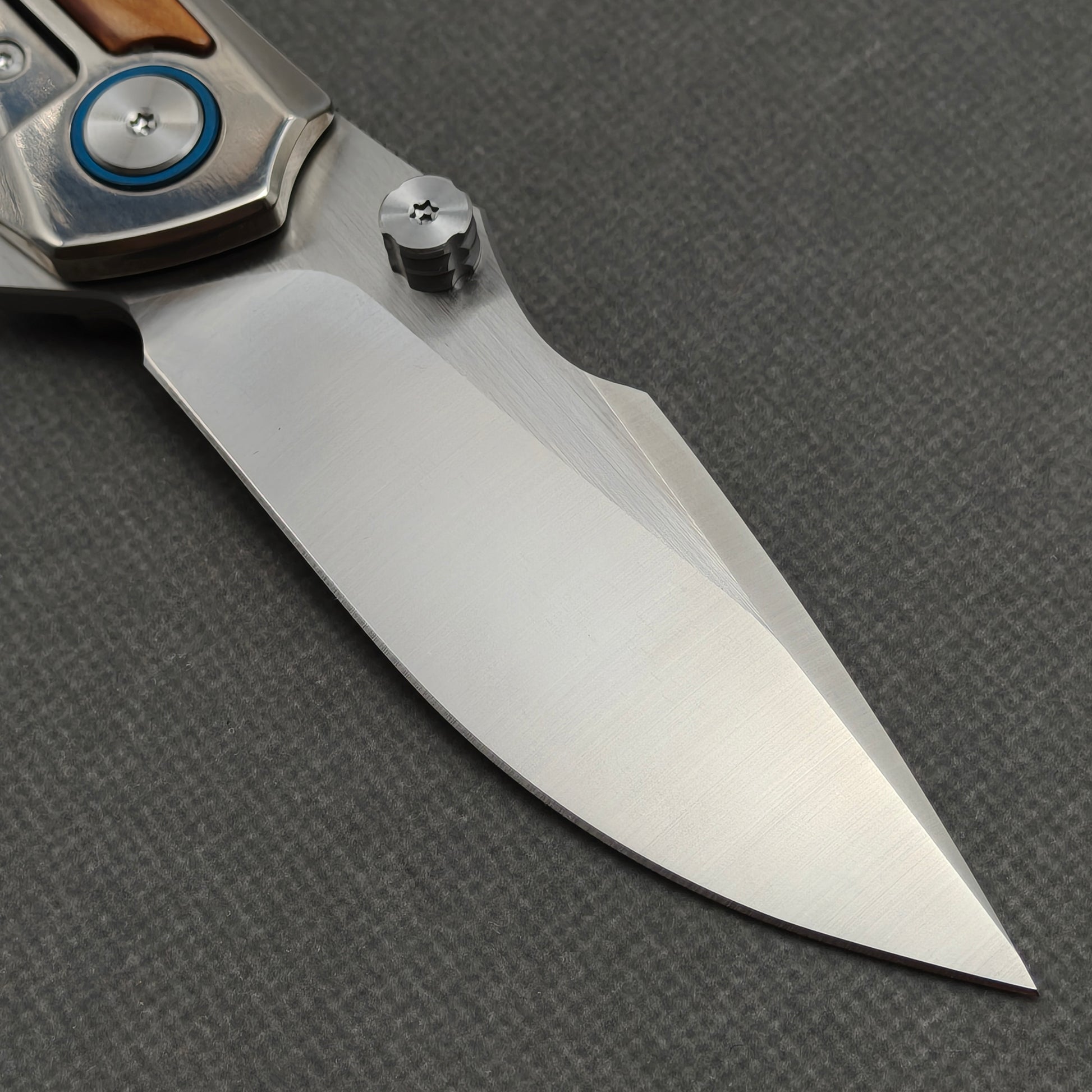 VORIXN KB043 clip-side blade detail showing the 10Cr15CoMoV blade.