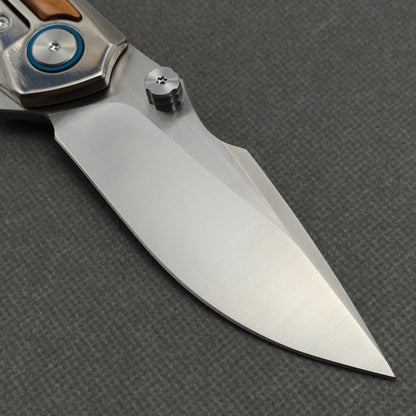VORIXN KB043 clip-side blade detail showing the 10Cr15CoMoV blade.
