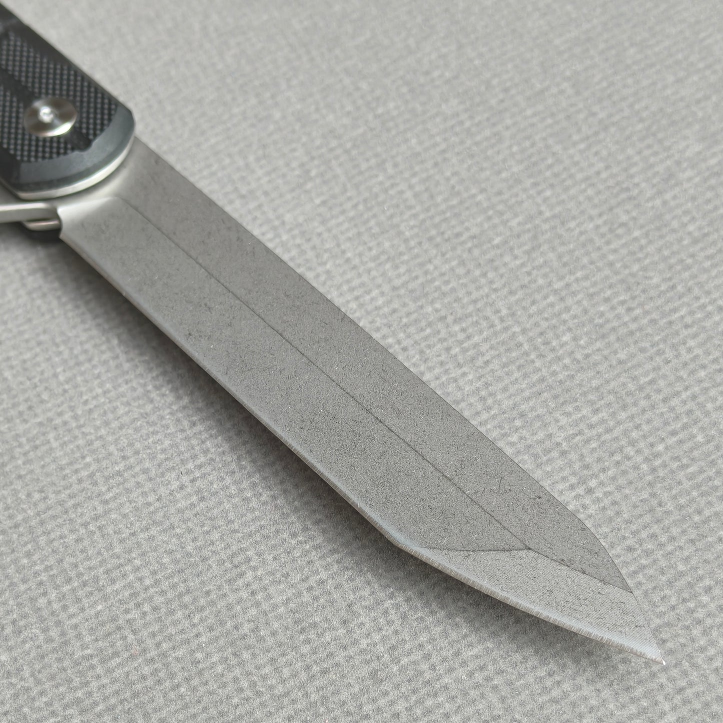 VORIXN KM001 clip-side blade detail showing the D2 stonewashed blade.