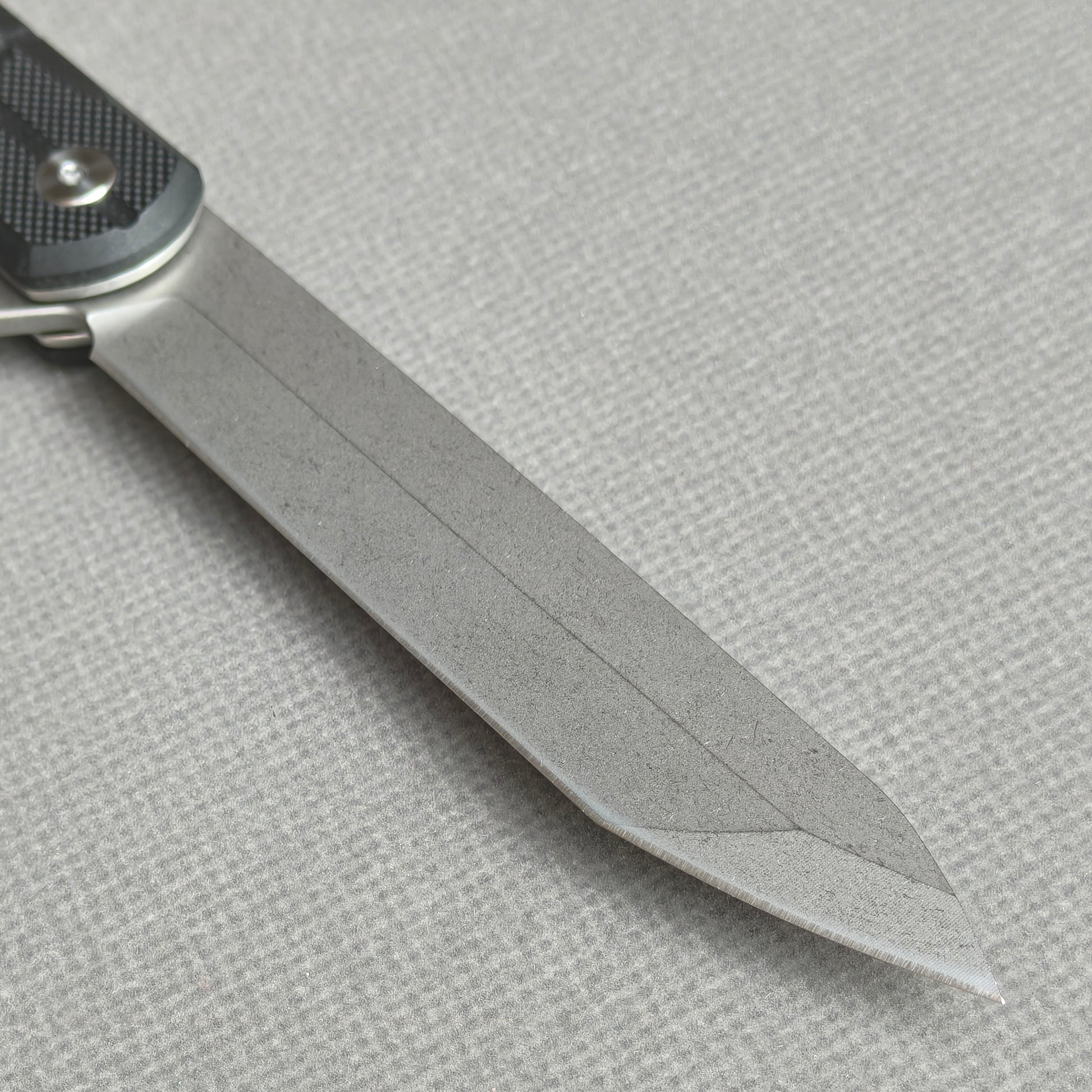 VORIXN KM001 clip-side blade detail showing the D2 stonewashed blade.