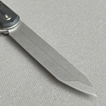 VORIXN KM001 clip-side blade detail showing the D2 stonewashed blade.