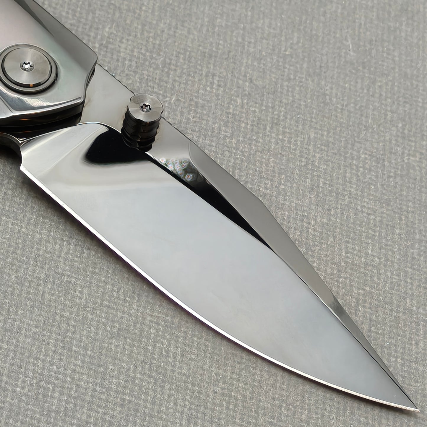 VORIXN „Obsidian Current“ Flipper- & Daumenpin-Messer, handgeflammter Zirkoniumgriff (9,7 cm M390 Klinge) KB087