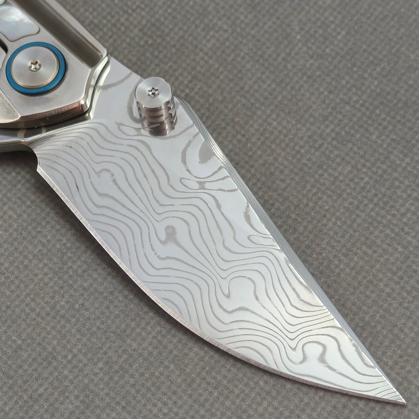 VORIXN Ocean Mirage KB050 titanium handle with pearl inlay