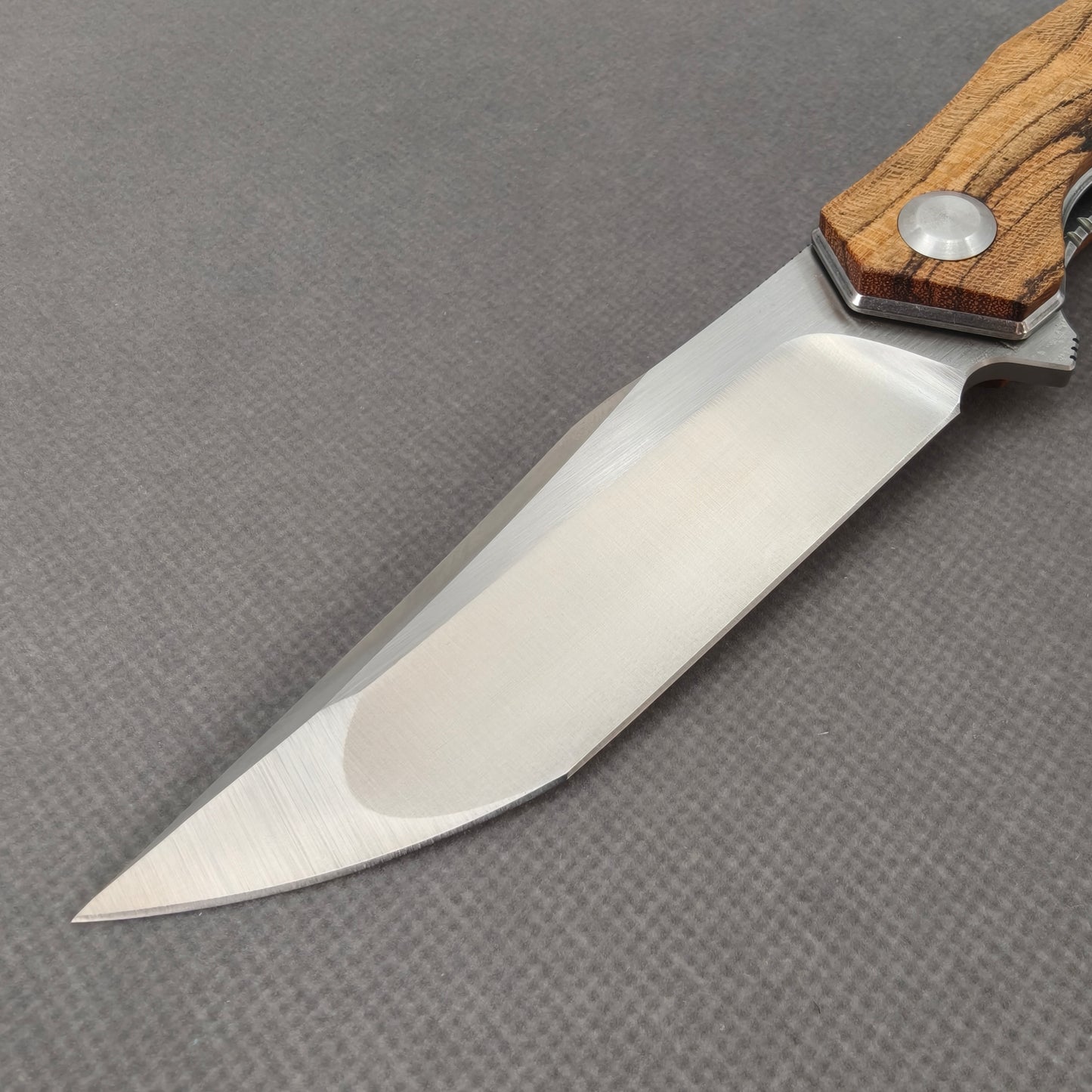 VORIXN KA013 clip-side blade detail showing the 9Cr18 stonewashed blade.